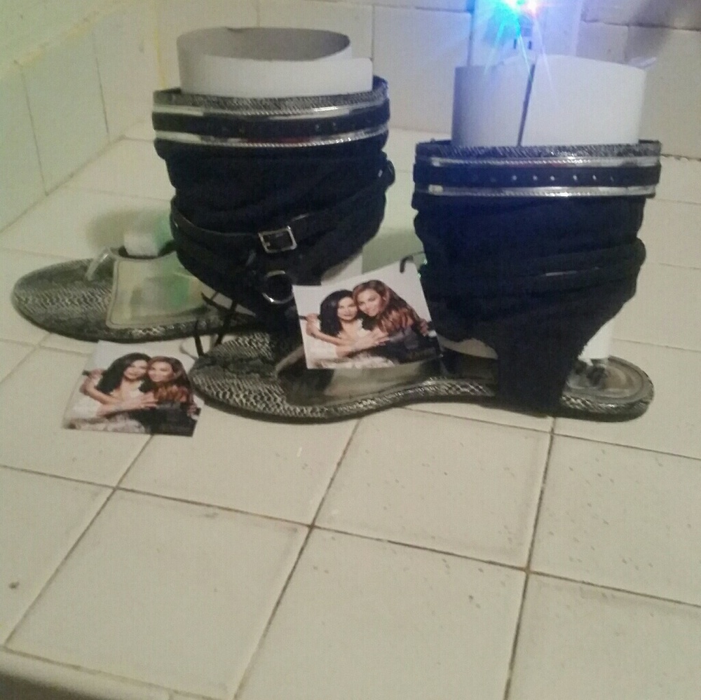 BRAND NEW DEREON SANDALS